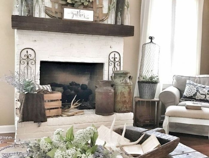 cheminée bois et briques blanchies table basse bois avc deco florale canapé gris deco vintage chic accents decoratifs