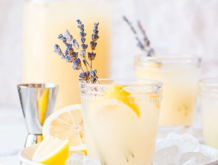 cocktail de lavande avec jus de citron et du vodka dans une assiette activite a faire chez soi