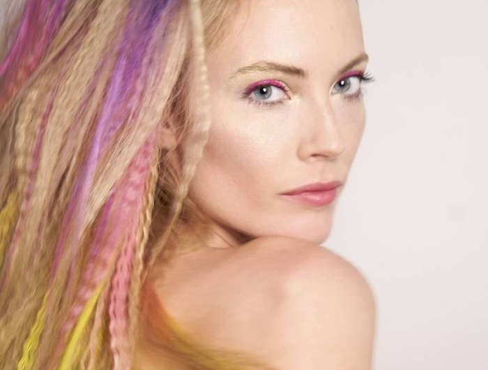 coiffure disco avec des meches colores sur cheveux blondes en gauffres maquillage naturel
