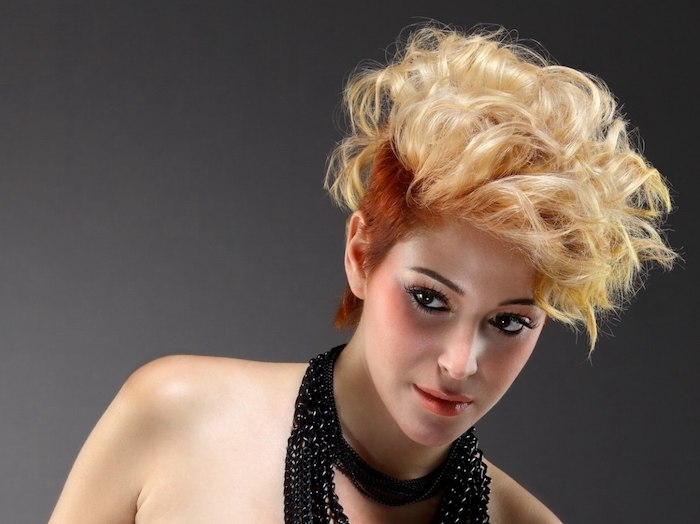 coiffure disco inspiration d halloween des cheveux courtes en deux couleurs blonde et roux fixes avec du laque