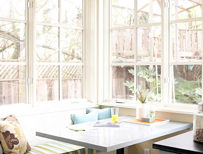 coin de repas cuisine avec des etageres table pliante folet chaises en bois et murs blanc idee d amenagement
