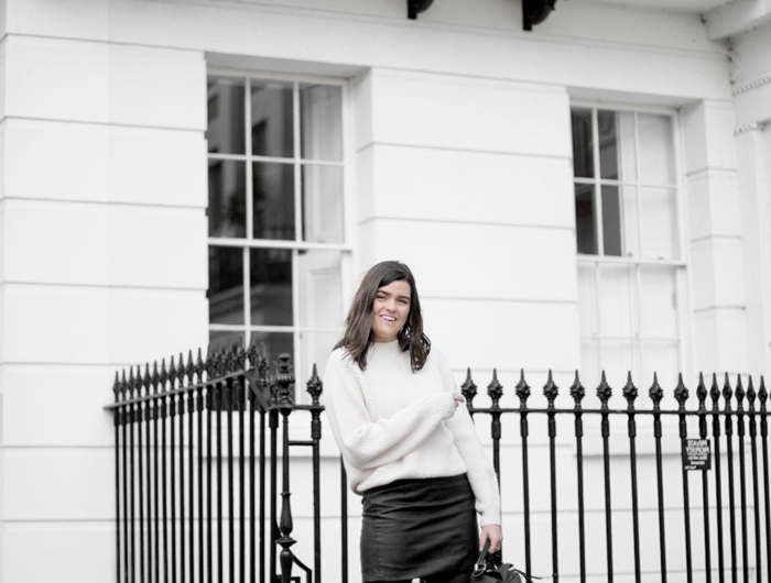collants noirs jupe courte noire taille haute cuir bottines tenue hiver femme pull oversize blanc sac à main cuir noir
