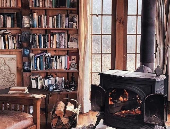 comment créer une ambiance cocooning chez soi parquet bois clair maison rustique fauteuil cuir et bois bibliotheque vintage bois