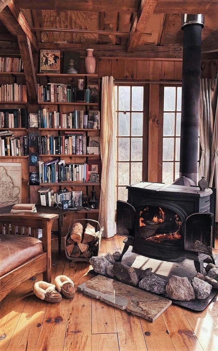 comment créer une ambiance cocooning chez soi parquet bois clair maison rustique fauteuil cuir et bois bibliotheque vintage bois