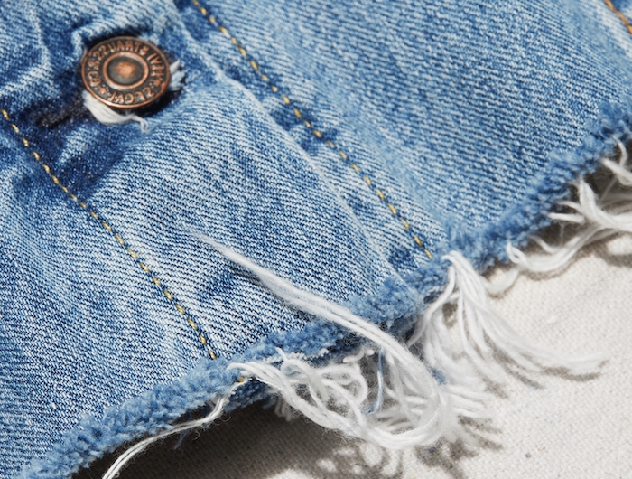 comment customiser une veste en jean en coupant certaines parties avec des bords effiloches