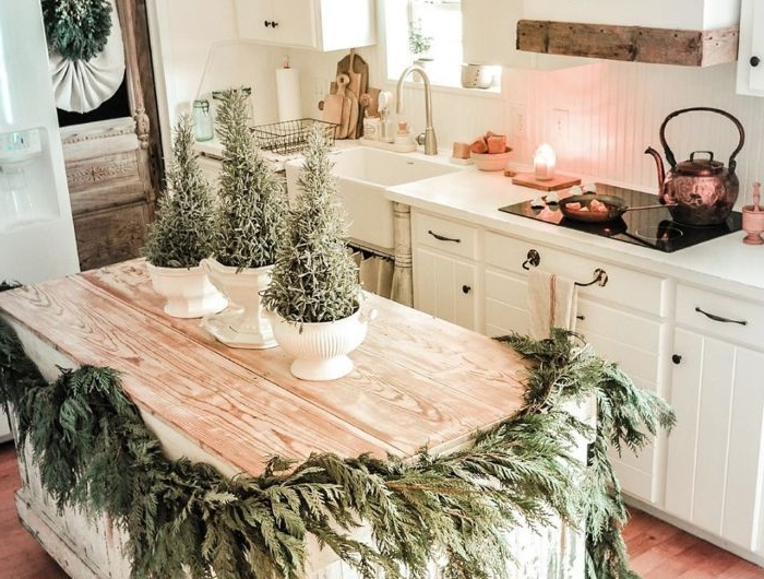 comment decorer une cuisine rustique avec ilot central bois blanchi decoration de pins meuble cuisine blanc et accents vaisselle cuivre