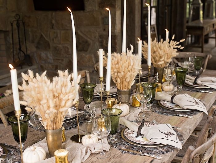 comment dresser une table d action de graces avec des fleurs seches des bougies et verres en verre vert dresse une table a la franciase
