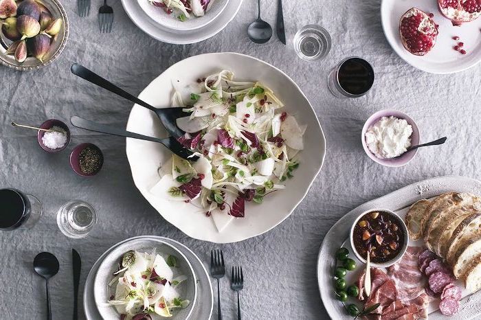 comment mettre la table a la francaise un diner de salade verte des plateau de charcuterie pain et sauces