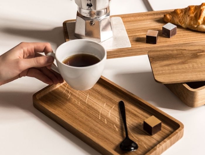 comment placer les verres sur une table tasse de cafe et un percolateur sur des plateaux en bois garni de croissant