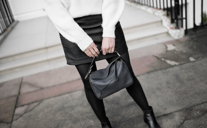 comment porter une jupe en cuir noir courte avec pull oversize blanc bottes cuir noir femme tenue hiver en blanc et noir