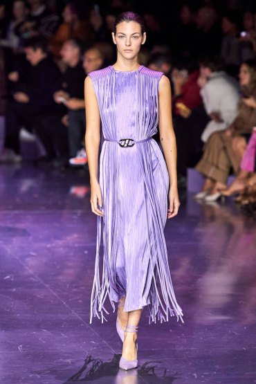 comment s habiller en hiver une tenue de fete avec une robe longue violet en moucheterie