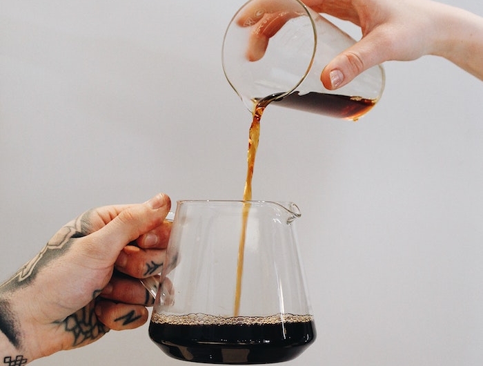 comment servir du cafe mettre la table un broc et verre de cafe avec deux mains avec tatouages
