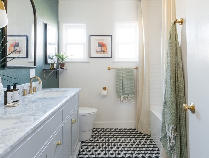 comptoir marbre blanc robinet laiton miroir cadre doré applique murale blancet or motif art deco design salle de bain