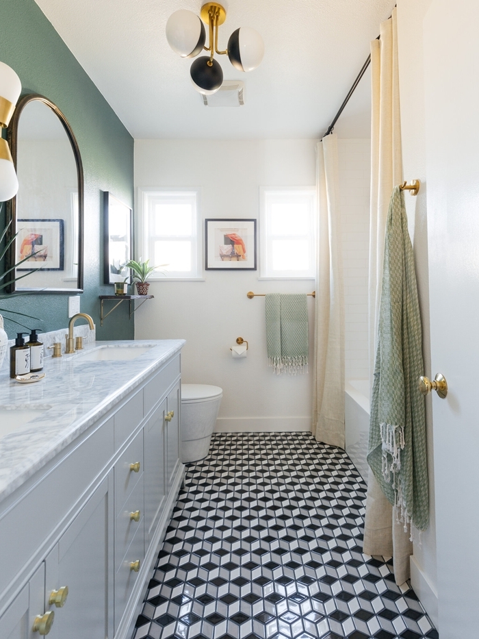 comptoir marbre blanc robinet laiton miroir cadre doré applique murale blancet or motif art deco design salle de bain