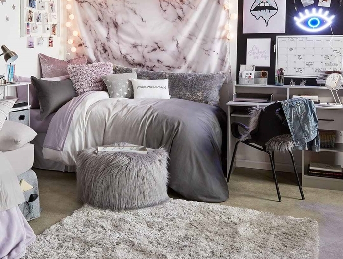 couleurs déco tendance pan de mur noir tapisserie chambre ado aspect marbre blanc tapis moelleux gris