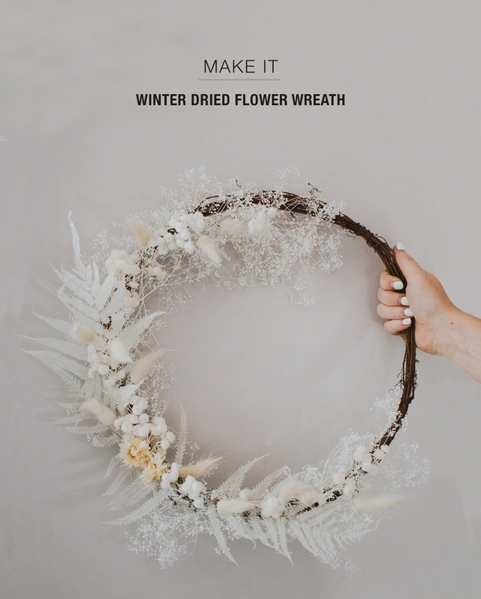 couronne de fleurs murale idée comment faire une décoration avec branches séchées feuillage peinture blanche effet neige