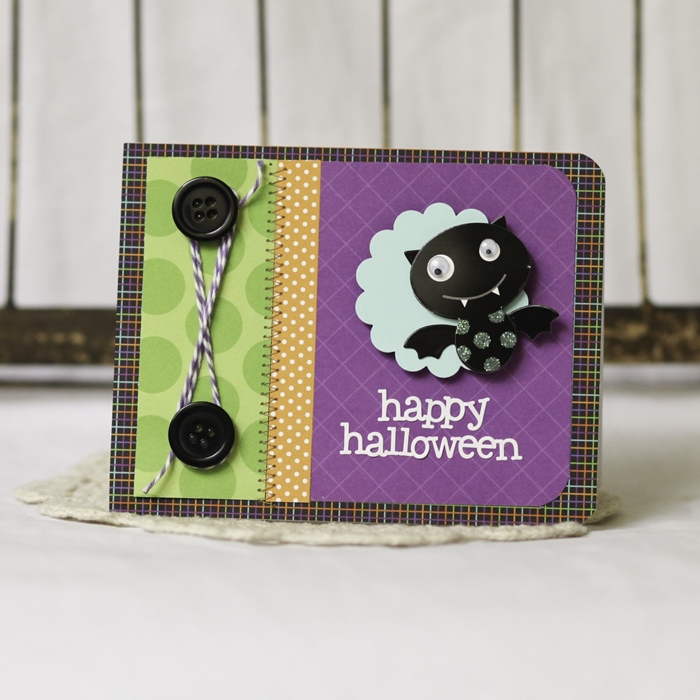 creation halloween facile diy carte en papiere multicolore motifs carreaux boutonés noirs fil petit chauve souris papier noir
