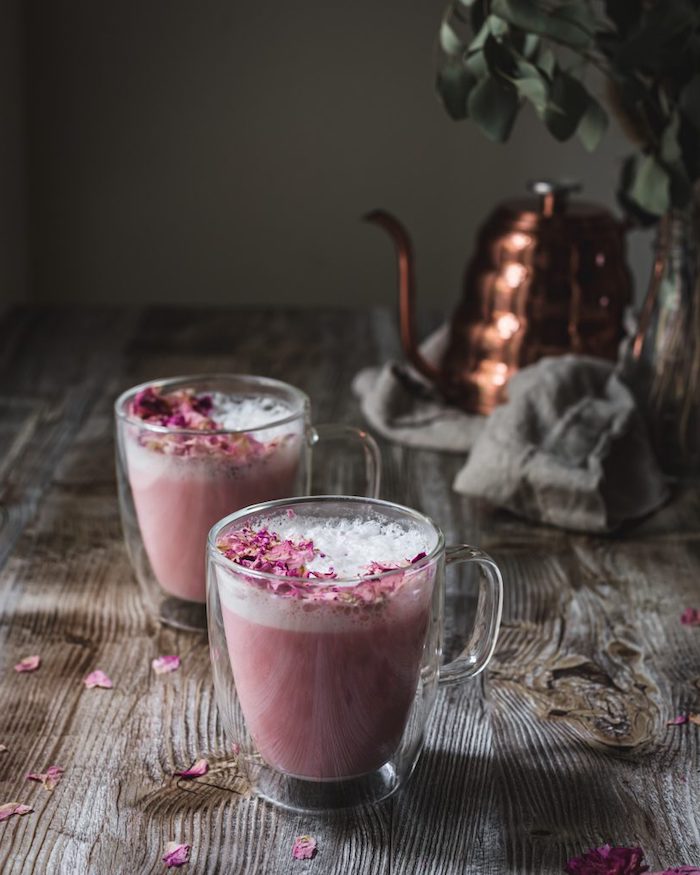 creation latte aux roses avec decoration de mousse de lait et des pétales de rose pour l automne