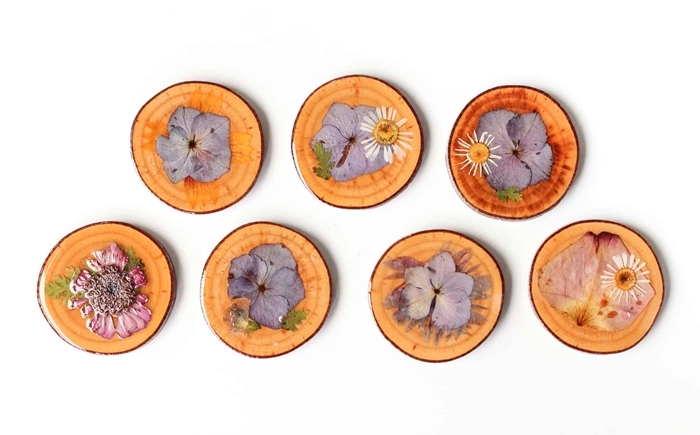 création avec fleurs pressées idée activité manuelle facile rondelle bois deco fleurs sechees diy sous verre fleuries