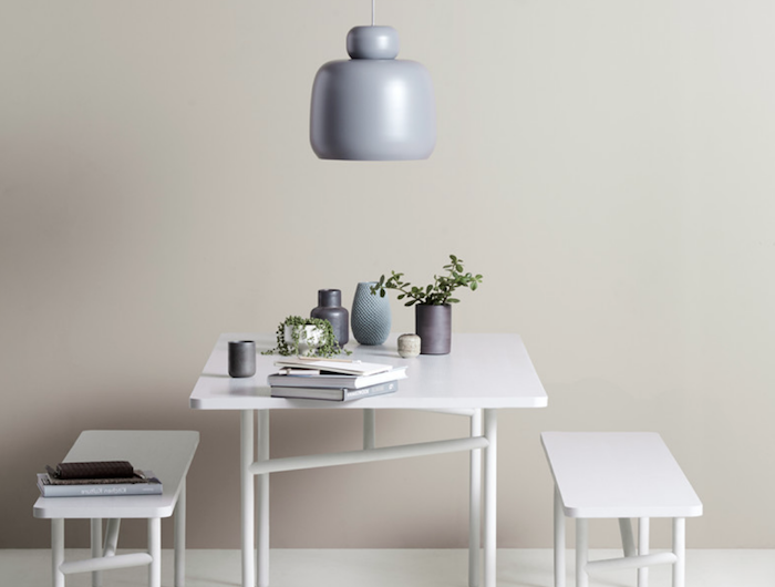 cuisine petit espace avec deux banquettes et une table basse blanches un abat jour qui pend au dessus style minimaliste