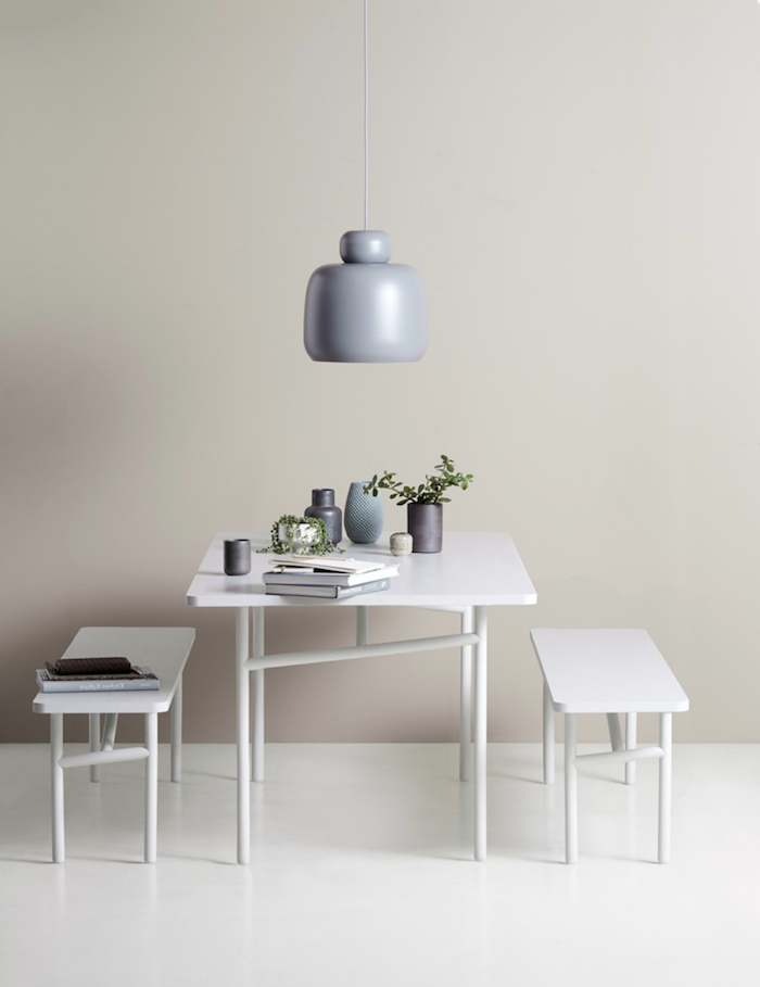 cuisine petit espace avec deux banquettes et une table basse blanches un abat jour qui pend au dessus style minimaliste