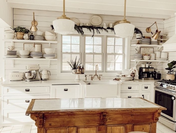 cuisine rustique blanc avec ilot central de bois meuble cuisine blanc étagères ouvertes surchargées de vaisselle plancher blanc