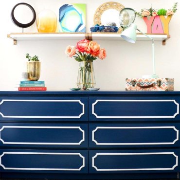 customiser un commode ikea en bleu avec des fleurs livres et un miroir meuble ikea salon