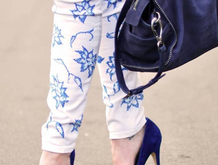 customiser un jean avec de la broderie pantalon blanc avec un sac et chaussures a talon bleues