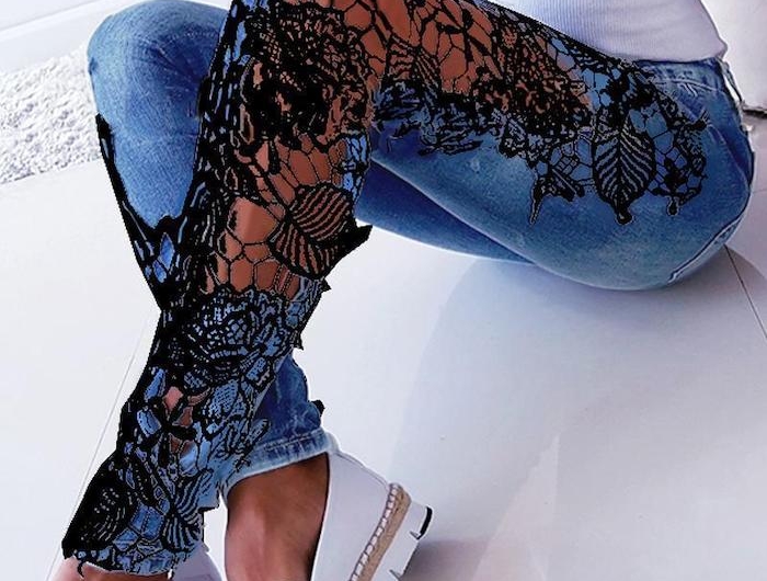 customiser un jean troue au genou en ajoutant des broderies noires une femme en top et chaussures blancs