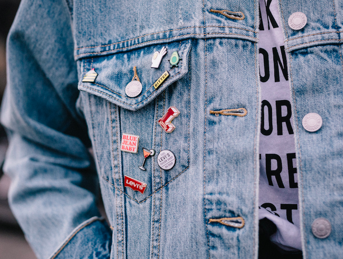 customiser une veste en jean avec des insignes differentes une idee de customisation