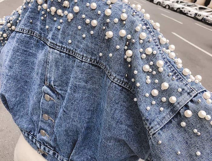 customiser veste en jean avec des perles appliquees une veste courte et un top blanc
