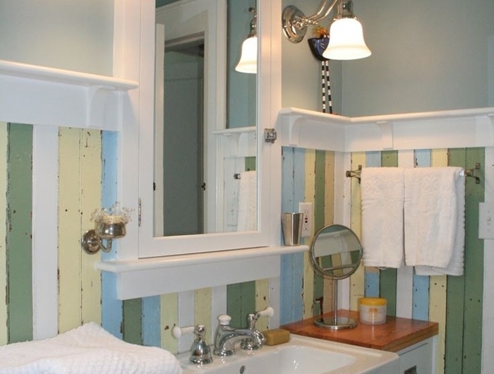 deco art deco facile salle de bain rénovation style rétro planches bois repeintes nuances pastel comptoir bois tiroirs blancs
