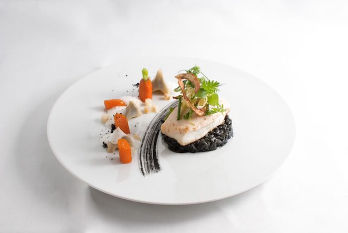 deco assiette foie gras avec de riz noir des carottes bebe et crudités dans une assiette blanche