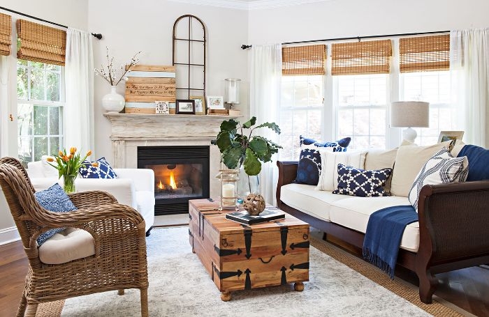 deco bleu marine et blanc dans salon rustique avec table basse coffre chaise tressée cheminée cocooning