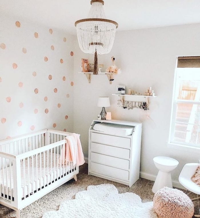 deco chambre bebe fille cosy avec murs blancs et commode et lit blancs tapis moelleux lustre élégant