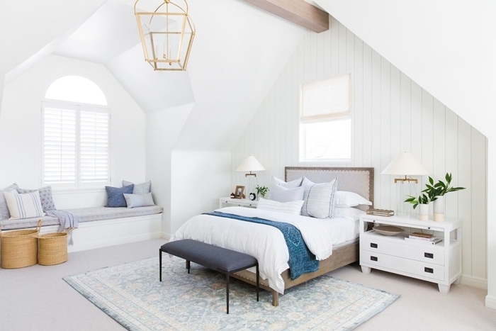 deco chambre parentale cosy meuble chevet bois blanc tête de lit bois panier tressé banquette sous fenêtre coussins décoratifs