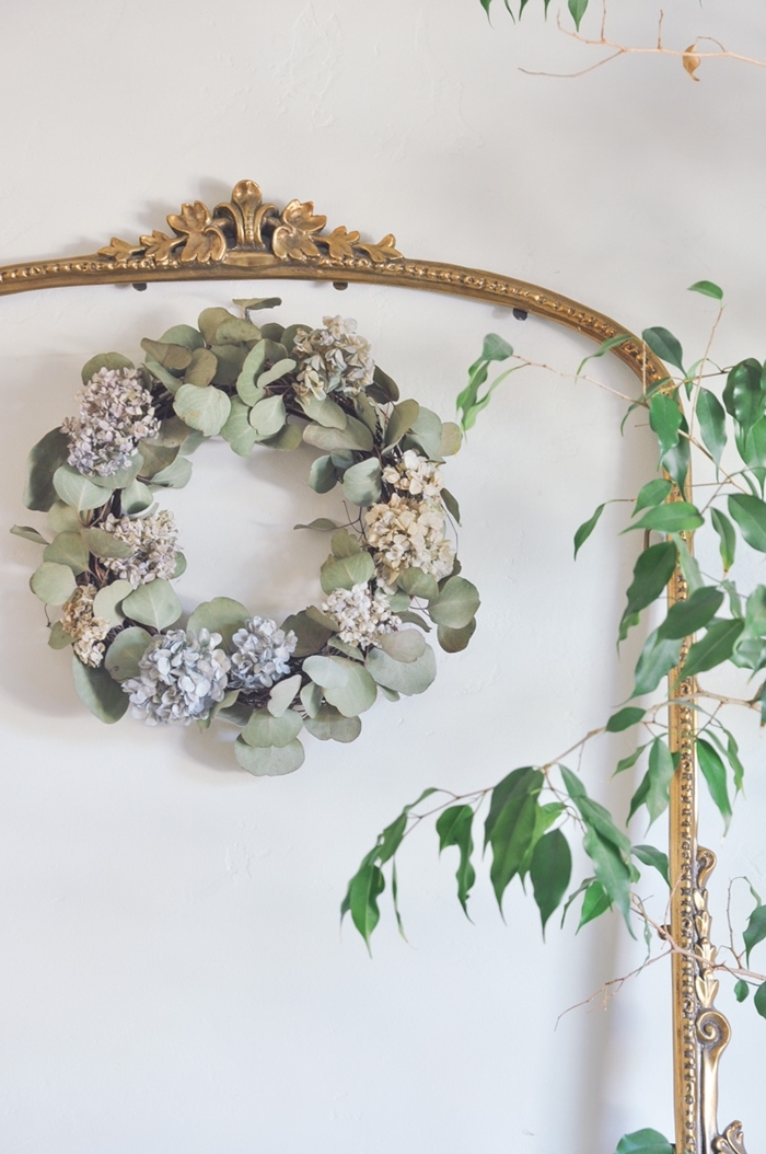 deco fleurs sechees facile cadre miroir vintage doré vide couronne d eucalyptus séchées plantes vertes intérieur