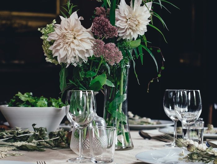 deco table anniversaire avec des fleures dans des vases salade verte dans un bol et une nappe beige