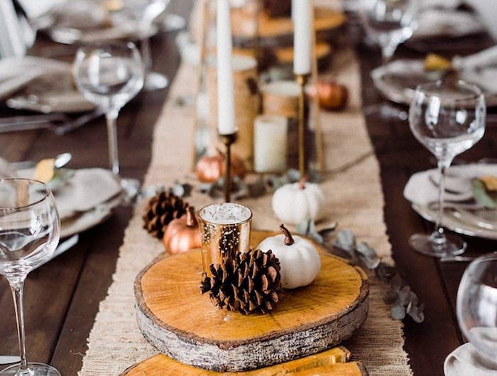 deco table champetre avec des tranches de tronc des petites citrouilles et cones de pin idee d action de graces