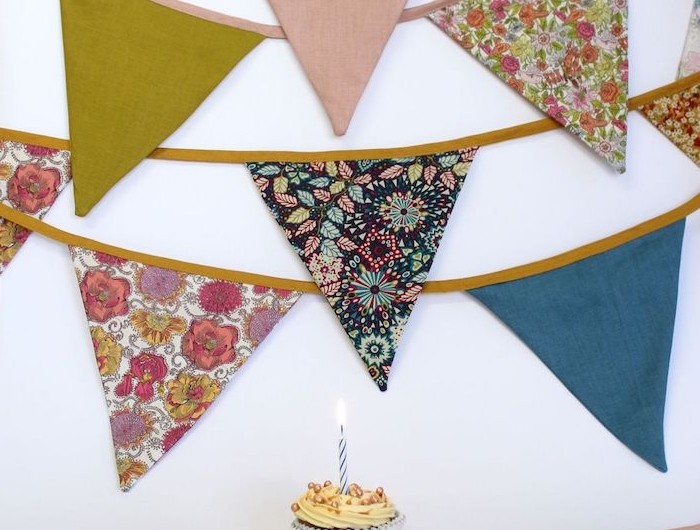 decoration anniversaire originale idée couture déco guirlande à fanions diy en chutes de tissu colorées