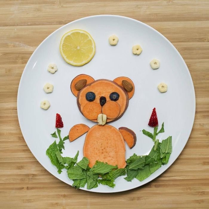 decoration d assiette pour un enfant un ours de courge avec de la salade verte et un soleil de citron