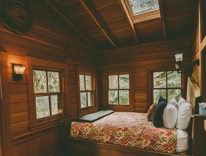 decoration de chambre sous pente dans chalet montagne avec lit sur estrade de bois maison rusitque chic