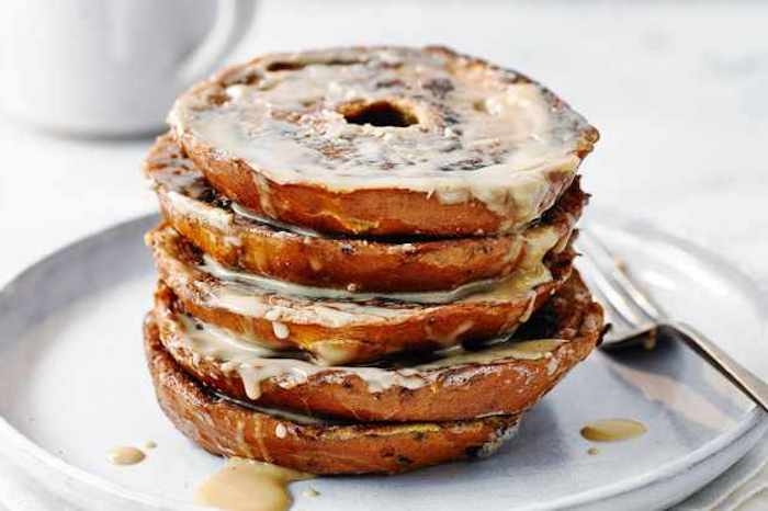 des bagels tranches en deux inondes d un sirop sucre et de beurre dans une assiette idee brunch maison simple