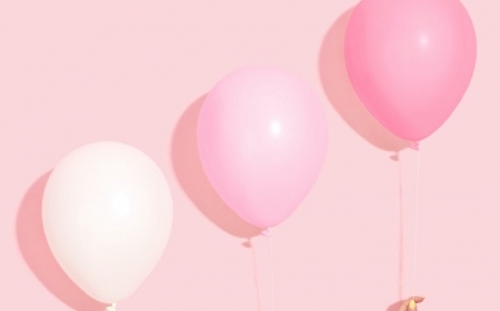 des ballons en differentes nuances de rose avec trois mains fond d ecran pastel esthetique pop art