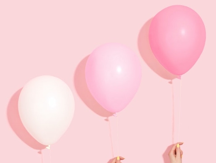 des ballons en differentes nuances de rose avec trois mains fond d ecran pastel esthetique pop art