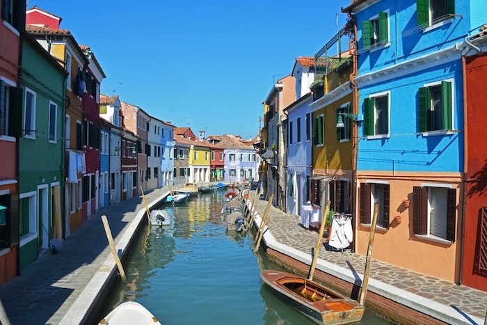 des batiments multicolores autour les cannaux en venice fond d ecran multicolore esthetique vibrante