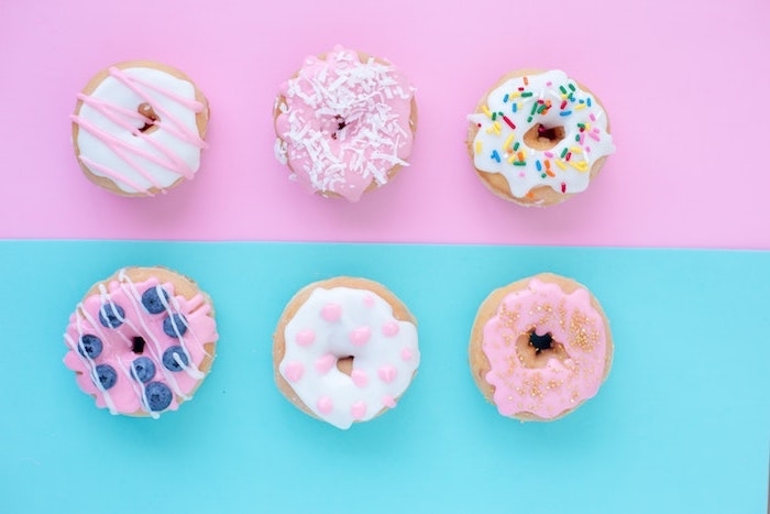 des beignets glaces sur un fond en rose et bleu fond d ecran pastel