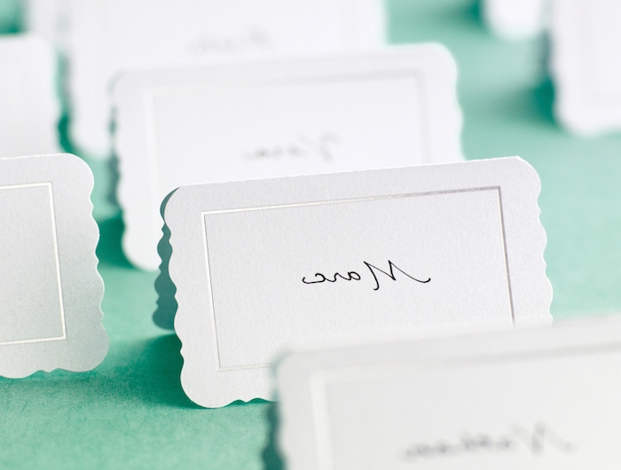 des cartes en papier pour les places des invites comment organiser un brunch maison