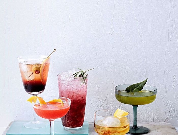des differents cocktails pour un brunch sur une table de marbre negroni mojito e cosmopolitan