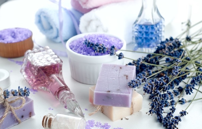 des produits cosmetiques a la base de lavande des savons parfums et sels que faire avec de la lavande
